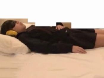 睡眠薬を盛って起きない女子校生を眠っている間にペと睡姦