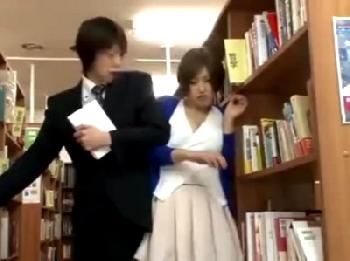 図書館で周りにバレないように声殺しSEX