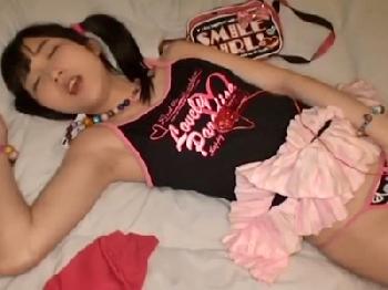 Tバックで誘ってくるとんでもないミニ系童顔美少女にたまらず中出し!!