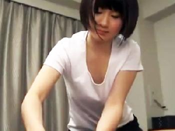 黒髪ショートヘアの美少女マッサージ師が施術でムラっときた客と性交するW