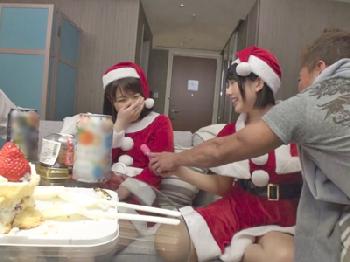クリスマスにサンタコスしたパリピ女子2人組を軟派性交