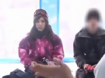 挿入してる最中を男から目をそらさない強気素人ギャルがマジックミラー号ハメ