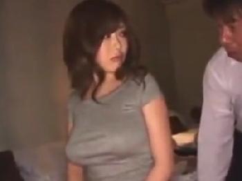 巨乳人妻がマッサージ師に女陰内へ射精され歓喜の喘ぎ声をあげる