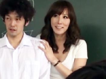 巨乳のとても綺麗な女性教師が生徒たちとゴムなし膣内射精＆ぶっかけの乱交性教育