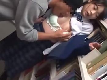 図書館の本棚の陰で中出し性暴行される真面目女子校生