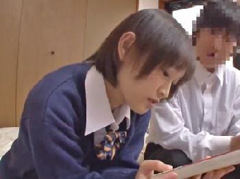 先輩女子校生と素股→事故挿入で処女喪失