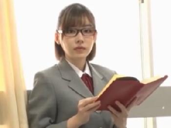 メガネの優等生女子校生がまさかの援交…思う存分一部始終をのぞき見