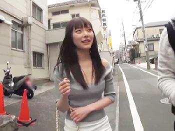 ガールズバーで働く20歳素人女子大生をヤリ部屋招待→締まりの良い股間の割れ目を突き倒し!!