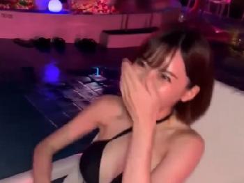 ナイトプールでもひときわ目立っていた美女→SEXになると本性露わにして痴女っぷりを露呈!!