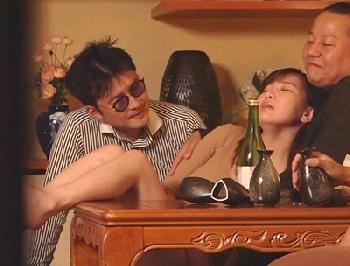 夫に見られながら輪姦されることに興奮を覚えてしまった変態妻W