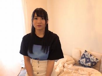 アイドル顔負けな童顔娘!!自分の自宅ベッドを汚されながら初体験の男優ペニスでぐちょ濡れイキ