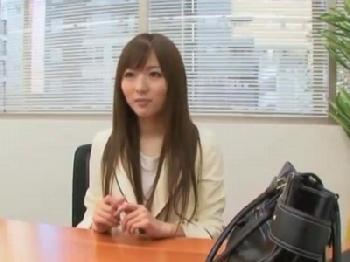 男優の肉厚ペニスで挿入交尾され連続昇天する美女会社員