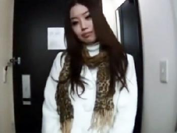 初体験の浮気で背徳感に燃え上がったセレブ人妻が中出し許可W