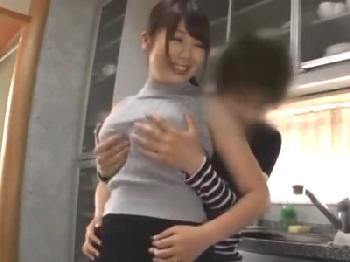 巨乳人妻が男の子のペニスを喉奥まで咥え込み精液搾り取り!!