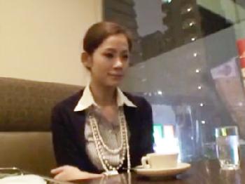 吉田羊激似の素人人妻が後悔先に立たずな浮気性交