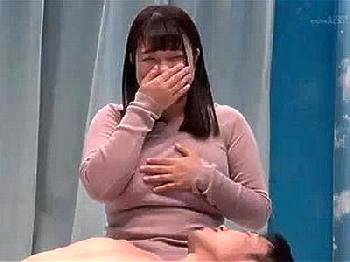 ムチッとした官能的な肉体の素人さんをそそのかしてマジックミラー号で3Pするエロ企画