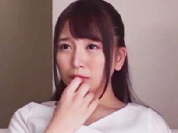 隣人の男に爆発寸前な性的欲望を見抜かれ夫のそばでイラマ性的凌辱される綺麗な人妻