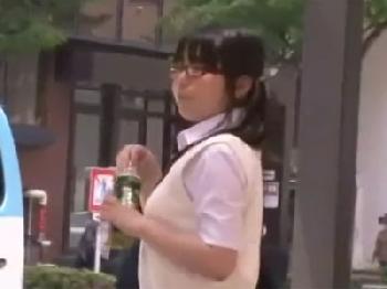 制服姿の童顔女子校生が痴漢され→抵抗できないままに中出し展開