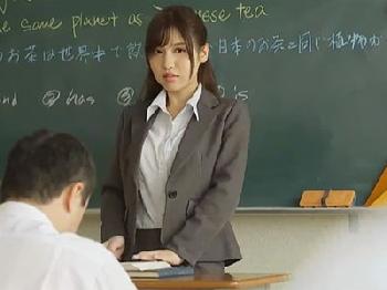 とても綺麗な女教師が思春期の生徒たちの性的暴力で屈辱的な望まぬ絶頂
