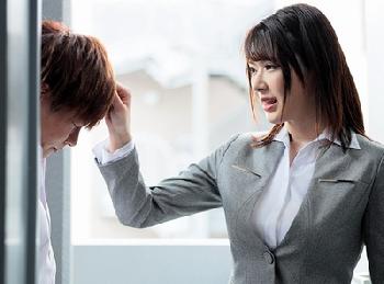 憧れの巨乳教師を覗きバレ→しかしいきり勃ったペニスを見せつけた途端に…