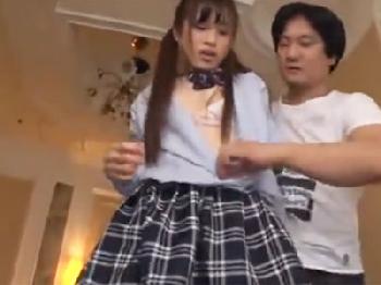 制服姿の美少女女子校生を半脱ぎさせてゴムなし挿入→種付け避妊具未装着で膣内射精