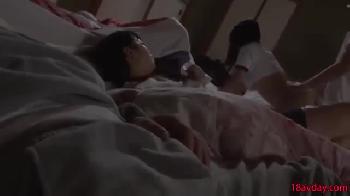 部員たちに混じってザコ寝する女子マネの寝込みを襲って内緒えっちW