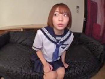 色白キュートな痴女っ子女子校生が男を挑発する猥褻くオナニーサポート