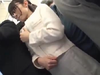 クズ痴漢男に車内で中出し性暴行されるお姉さん