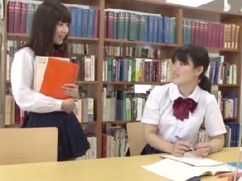 彼女の友人が図書室の机に隠れて小悪魔誘惑→コッソリ中出し