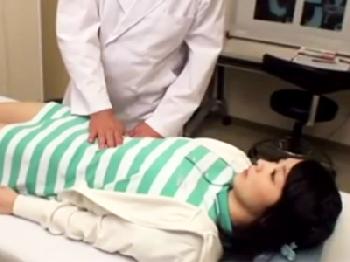 疑うことを知らずに悪徳医者パイパンにされてオメコ内で直接発射された少女‥