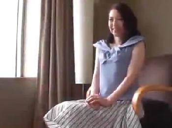 ピンと立った乳首がエロティックな素人人妻の貧乳に精液ぶっかけSEX