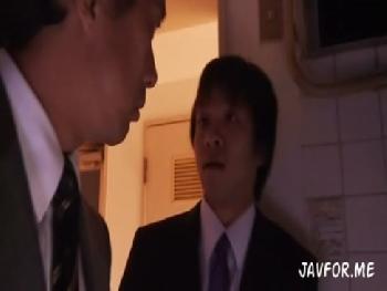 睡眠薬を飲まされた美女会社員が性的暴行膣内射精される