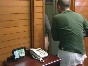 中年男のイチモツに魅せられた母親と娘の肉棒争奪戦→親子丼で3Pセックス