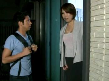 年頃になり構ってくれない息子…そんな母親が息子の友人を誘って禁断の不貞関係に