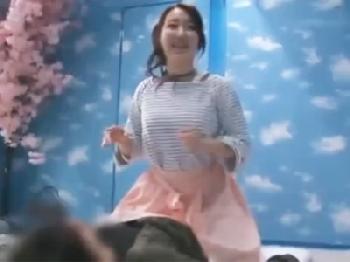 素人カップルがテンション上がってマジックミラー号中出し披露!!