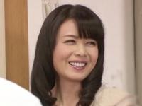 フェロモン全開の巨乳の美魔女がTバックで甘く誘い性的逆暴行