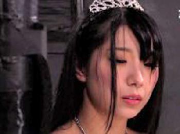 涙するお姫様を縛り上げて性的暴行膣内射精!!