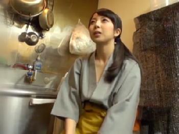 厨房で射精するまで口内性交してくれるナンパした居酒屋店員