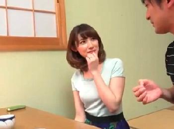 浮気好きの人妻が夫の見てないところで若ペニスと性行為!!