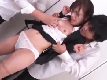 生徒に目を付けられて便所で性的凌辱される女教師