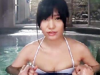 巨乳美少女に温泉宿の露天風呂で尺八とパイズリさせてゴムなし交尾