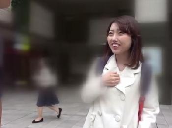 平和のためにハグ!!なぜかだんだんと脱がされる素人さんが違和感を感じながらヤラれ性交