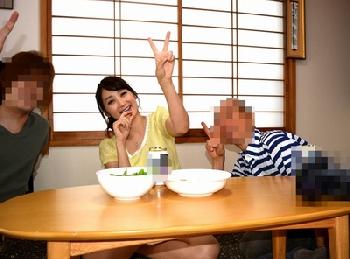 凄く綺麗な人妻が本当は否応なしに回されたのに…レイパーたちに脅されて何度もハメ撮りピースさせられた衝撃映像