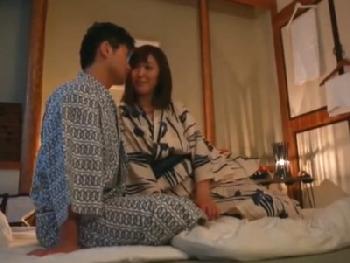 浴衣が良く似合う別嬪妻…故意に谷間を曝け出して朝までブッ込み倒しの浮気旅行