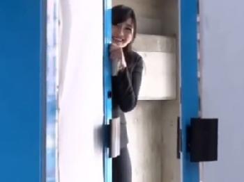 女性会社員がマジックミラー号で会った童貞ペニスにテンション上げって筆おろし