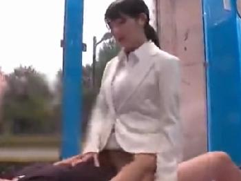 童貞に素股したら股間の穴に直接射精された自業自得素人娘