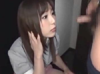 笑顔がチャーミングなデリヘル嬢を自宅に呼び込み避妊具なしで射精!!