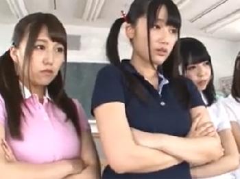 男を見下し面白半分で精液を抜き取る美少女女子校生軍団W