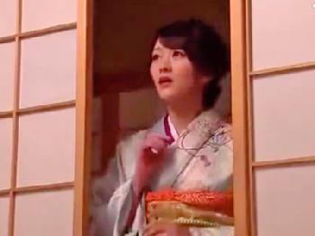 美形な和装美女が半ば強引な性行為で精液股間の穴に直接射精されて痙攣絶頂