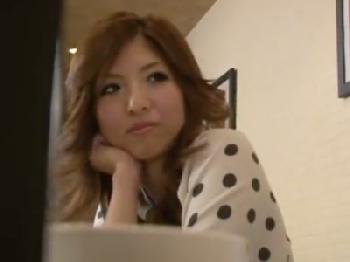 巨乳ギャルが喫茶店の便所で草食系男子の精液を搾り取り